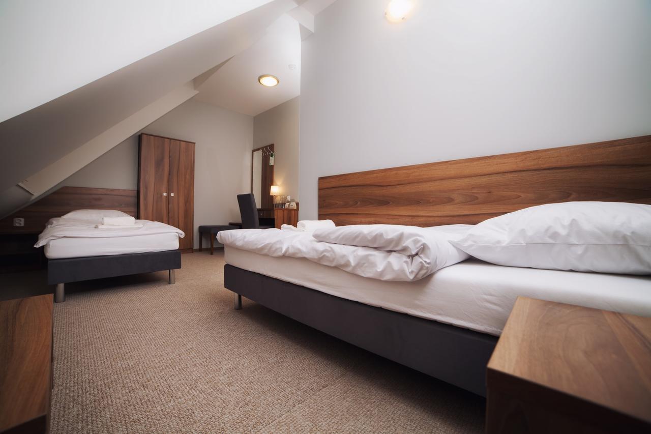 Gosciniec Lizawka Hotel Poznan Bagian luar foto