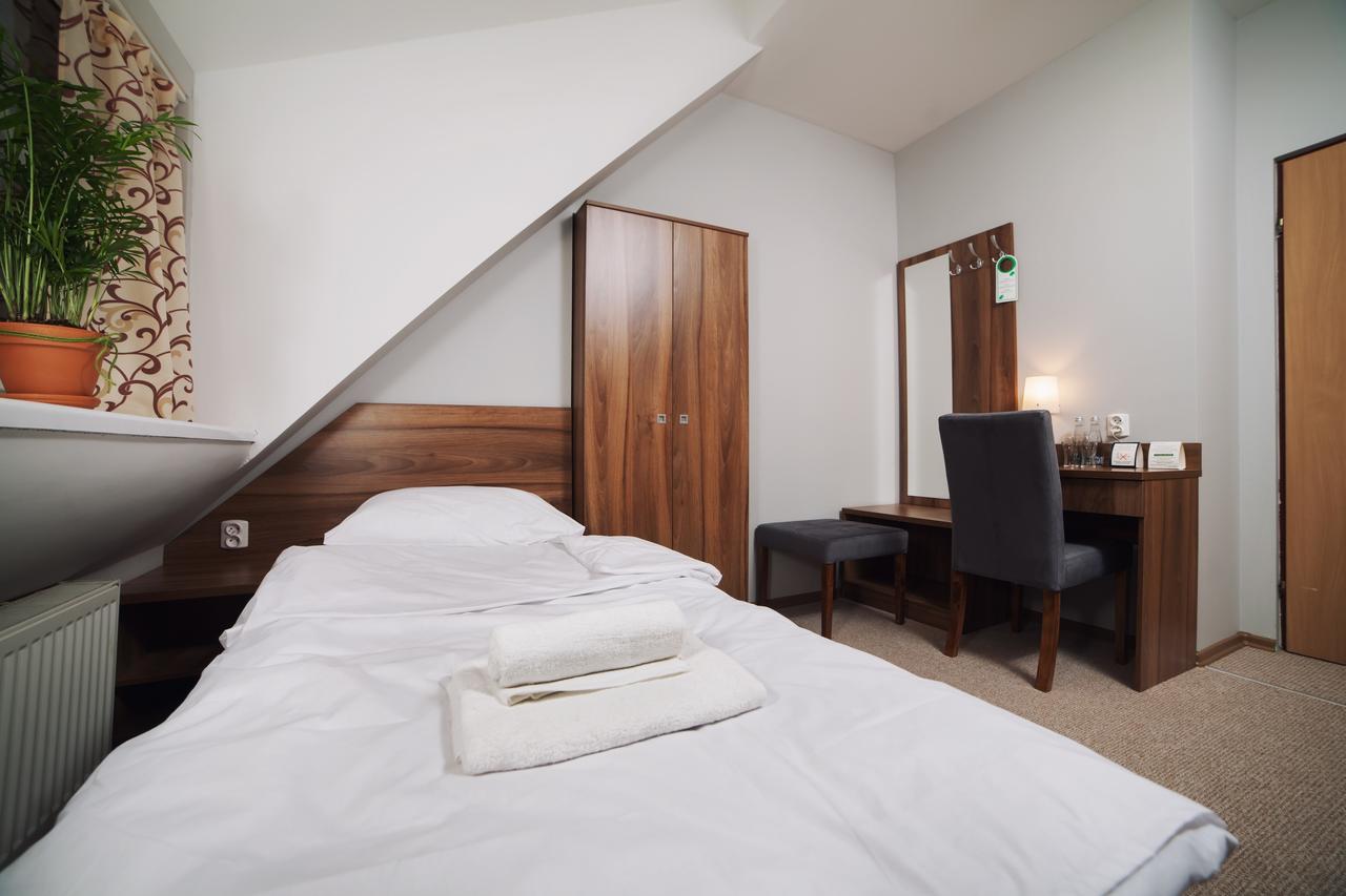 Gosciniec Lizawka Hotel Poznan Bagian luar foto
