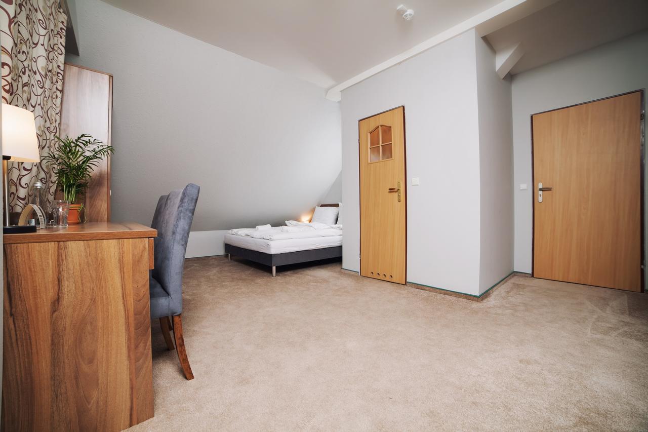 Gosciniec Lizawka Hotel Poznan Bagian luar foto