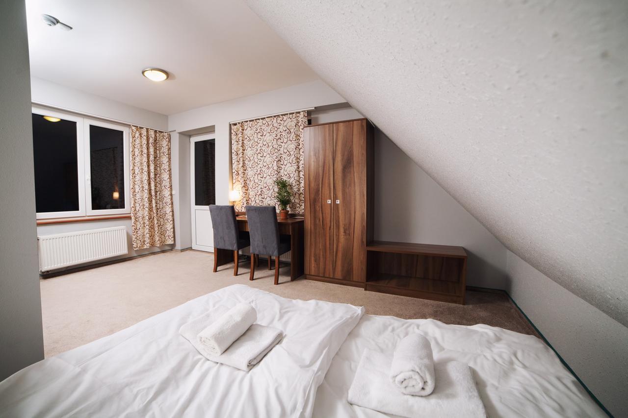 Gosciniec Lizawka Hotel Poznan Bagian luar foto
