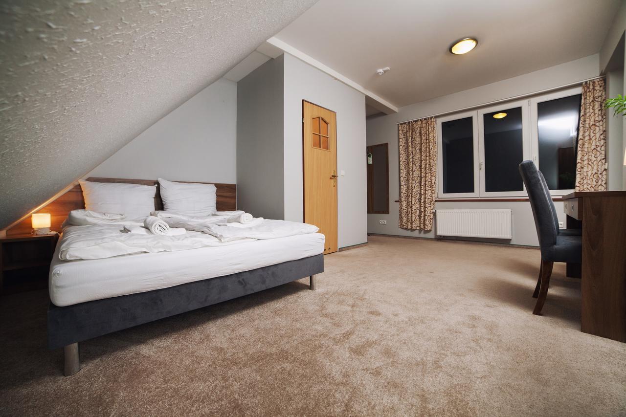 Gosciniec Lizawka Hotel Poznan Bagian luar foto