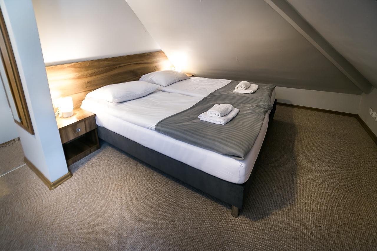 Gosciniec Lizawka Hotel Poznan Bagian luar foto