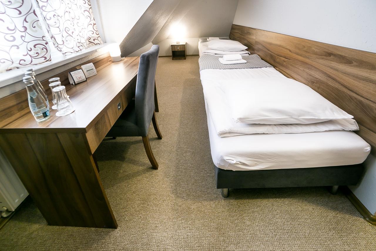 Gosciniec Lizawka Hotel Poznan Bagian luar foto