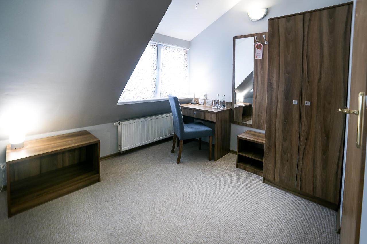 Gosciniec Lizawka Hotel Poznan Bagian luar foto