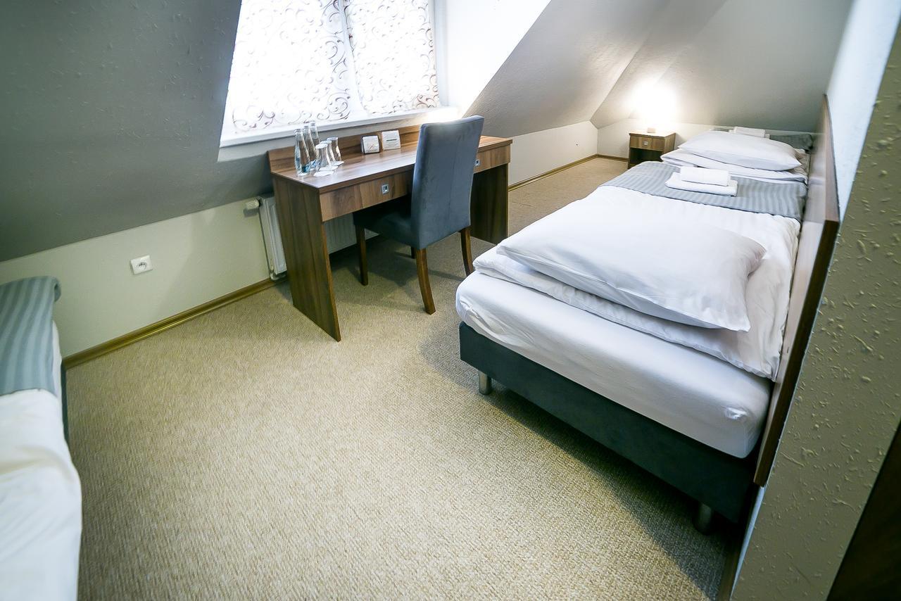Gosciniec Lizawka Hotel Poznan Bagian luar foto