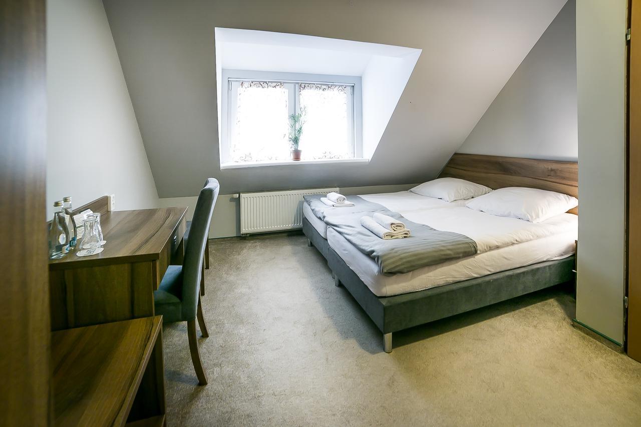 Gosciniec Lizawka Hotel Poznan Bagian luar foto