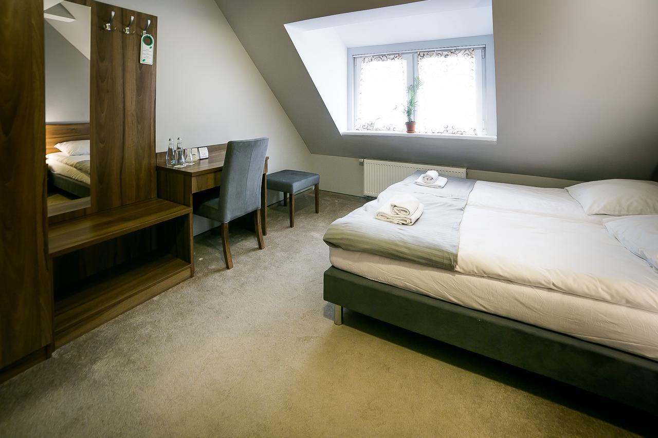 Gosciniec Lizawka Hotel Poznan Bagian luar foto